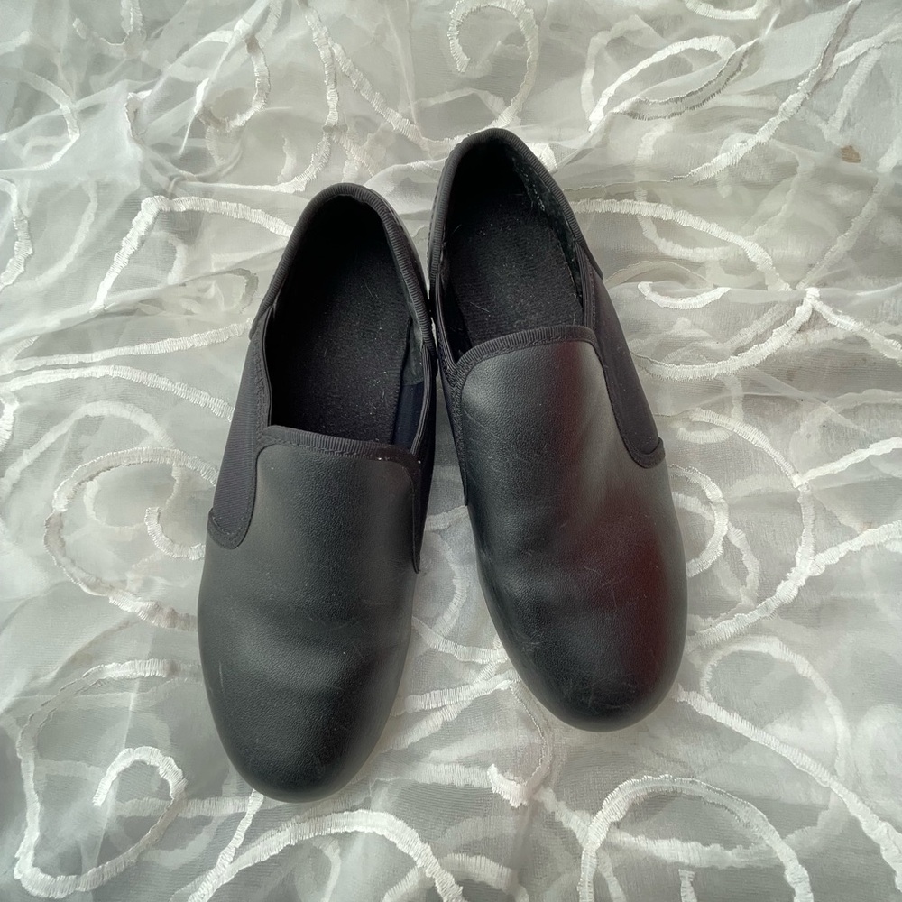Kids tap shoes elastic slip on size 4??